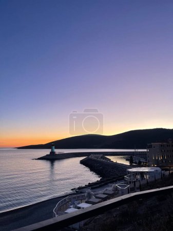 Unglaublicher Sonnenuntergang in der Bucht von Lustica, Montenegro