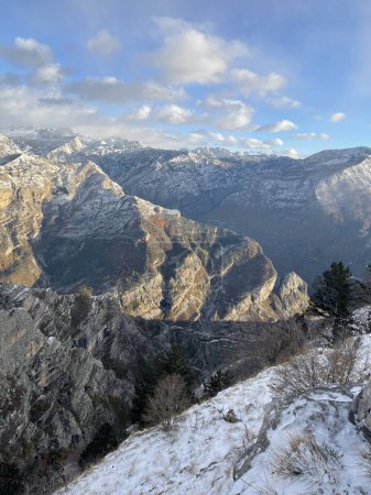Schöne riesige Landschaft mit Straßen, die Berge mit Eis und Schnee überqueren, im Valbona Nationalpark, shkoder, Albanien. Hochwertiges Foto