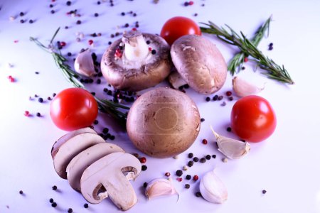 champignon sur fond gris avec poivrons et tomates. ingrédients pour un plat végétarien