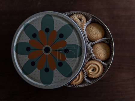 Téléchargez les photos : Tin can with shortbread cookies - en image libre de droit
