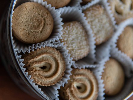 Téléchargez les photos : Boîte de conserve avec biscuits sablés - en image libre de droit