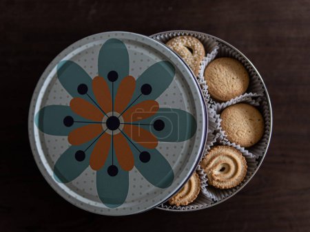 tin can with shortbread cookies