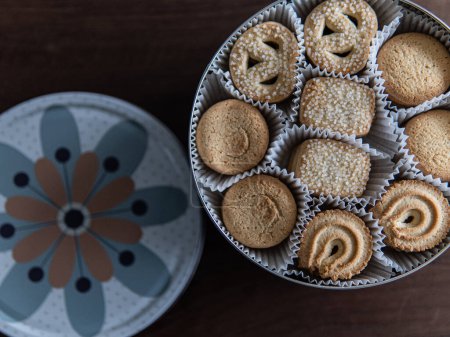 tin can with shortbread cookies