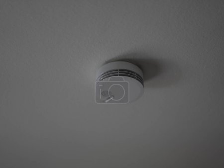 détecteur de fumée sur un plafond. Photo de haute qualité