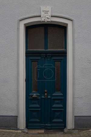 puerta de entrada de madera frontal con patrones