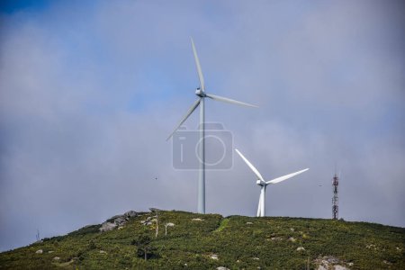 Hay dos parques eólicos en las montañas de España