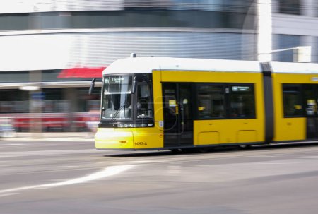 Fast Moving Transport in Berlin. Hochwertiges Foto