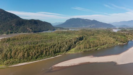 Vue aérienne du parc régional Island 22 le long du fleuve Fraser à Chilliwack, Colombie-Britannique, Canada.