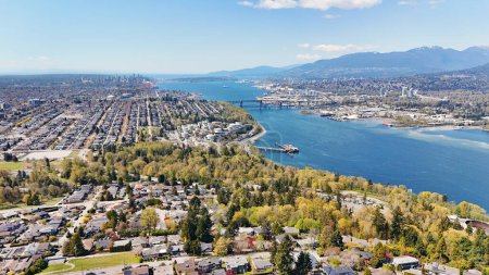 Hermosa vista aérea del horizonte de Vancouver y North Burnaby junto a la entrada de Burrard durante una temporada de primavera en Columbia Británica, Canadá.