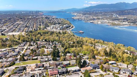 Belle vue aérienne de l'horizon de Vancouver et de North Burnaby à côté de l'inlet Burrard pendant une saison printanière en Colombie-Britannique, Canada.