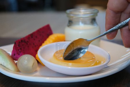Téléchargez les photos : Vue de dessus du délicieux dessert en crème brulée avec croûte de caramel servi en ramequin sur la table avec lumière du soleil. Photo de haute qualité - en image libre de droit