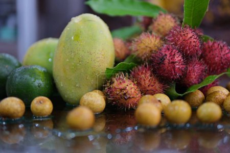Nahaufnahme von frischen reifen Rambutan-Früchten isoliert auf weißem Hintergrund. volle Schärfentiefe. Hochwertiges Foto
