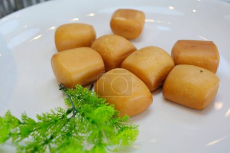 Curry-Blätterteig oder Epok-Epok ist ein traditioneller asiatischer Snack mit knuspriger Spiralschale. Thai traditionellen knusprigen Curry-Blätterteig Konzept. Asien frittierte Kuchen Curry Blätterteig, beliebte thailändische Bäckerei 