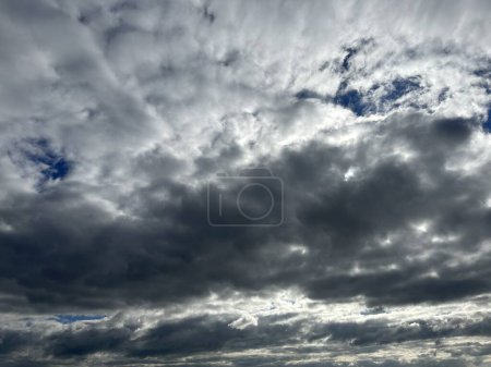 Téléchargez les photos : Sombres nuages dramatiques dans le ciel bleu - en image libre de droit
