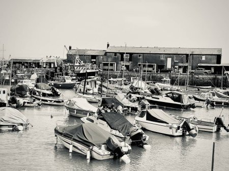 Téléchargez les photos : Bateaux au port de Lyme Regis Dorset - en image libre de droit
