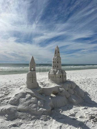 Gran castillo de arena con vistas al Golfo de México en Miramar Beach, Florida 