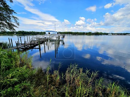 Strandlandschaft im Sommer mit Bayview und Booten am Bootsanleger an bewölkten Tagen in Florida. 