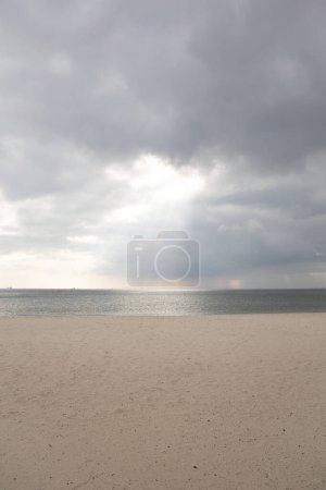 Ostseeküste bei trübem Wetter in Sopot, Polen