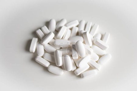 Grandes pilules blanches sur fond blanc