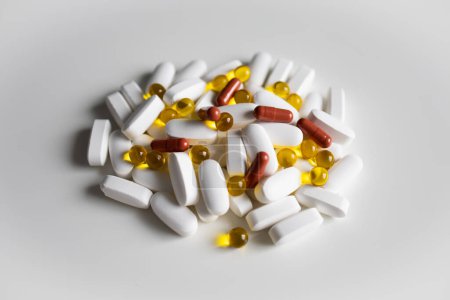 Diferentes píldoras y cápsulas en blanco