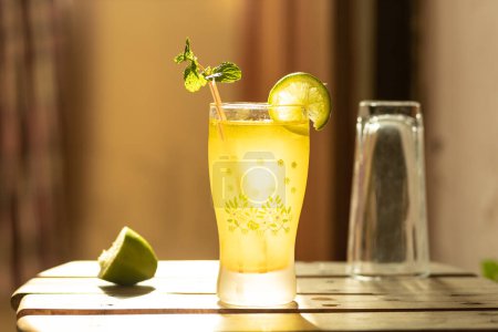 Par une chaude journée d'été, un mélange rafraîchissant de menthe et de citron offre une oasis de tranquillité fraîche.