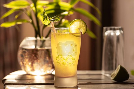 Par une chaude journée d'été, un mélange rafraîchissant de menthe et de citron offre une oasis de tranquillité fraîche.