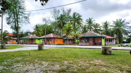 Pantai Cempaka, Kuantan Pahang, Malasia. Una pintoresca casa de huéspedes. Casas coloridas cerca de la playa entre árboles verdes. Popular resort y ubicación turística. Paisaje verano.