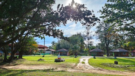 Pantai Cempaka, Kuantan Pahang, Malaysia. Eine malerische Pension. Bunte Häuser in Strandnähe inmitten grüner Bäume. Beliebter Urlaubsort und touristische Lage. Sommertagslandschaft.