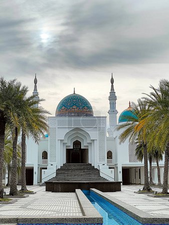 Foto de Mezquita pública de Al-Bukhary en Alor Setar una arquitectura moderna y un edificio artificial único durante la puesta del sol con impresionantes vistas. (ruido visible enfoque suave borroso) Composición de la naturaleza - Imagen libre de derechos
