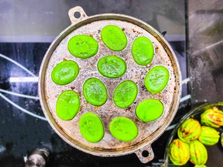 préparer ou cuisiner KUIH CARA MANIS, une cuisine traditionnelle malaise en malaisie. fabriqué à partir de mélange de farine, d'eau et de feuilles de pandan
