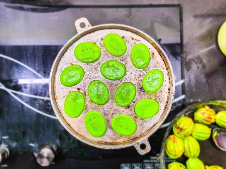 Zubereitung oder Zubereitung von KUIH CARA MANIS, einer traditionellen malaysischen Küche. aus Mehl, Wasser und Pandanblatt