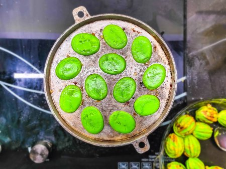 préparer ou cuisiner KUIH CARA MANIS, une cuisine traditionnelle malaise en malaisie. fabriqué à partir de mélange de farine, d'eau et de feuilles de pandan