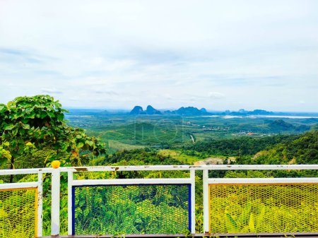 Wundersame Aussicht mit Stahlzäunen auf dem Hügel von Wang Kelian, Perlis, Malaysia
