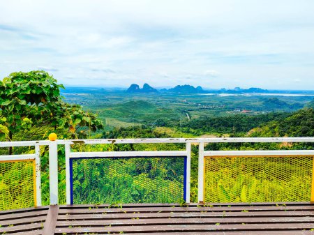 Wundersame Aussicht mit Stahlzäunen auf dem Hügel von Wang Kelian, Perlis, Malaysia