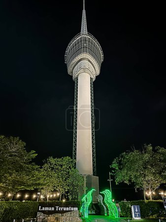 Téléchargez les photos : Pahang, Malaisie. 15 février 2024. Kuantan 188 Tower ou aussi connu sous le nom de Teruntum Tower. Cette tour située à Kuantan Pahang. Vue de nuit. - en image libre de droit