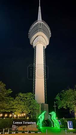 Pahang, Malezja. 15 lutego 2024. Wieża Kuantan 188, znana również jako Wieża Teruntum. Ta wieża znajduje się w Kuantan Pahang. Widok nocy.