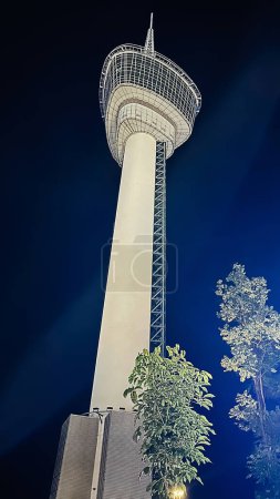 Pahang, Malezja. 15 lutego 2024. Wieża Kuantan 188, znana również jako Wieża Teruntum. Ta wieża znajduje się w Kuantan Pahang. Widok nocy.
