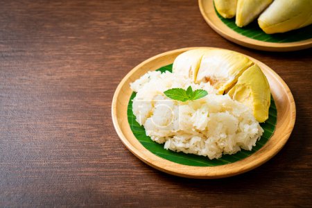 Durian mit klebrigem Reis - süße Durianschalen mit gelben Bohnen, Reifer Durianreis gekocht mit Kokosmilch - asiatisches Thai-Dessert Sommer tropische Fruchtspeise