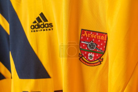 Téléchargez les photos : Bangkok, Thaïlande - Jan 18, 2022 : close up Arsenal logo on Arsenal retro shirt home jersey season 1993-1994 - en image libre de droit