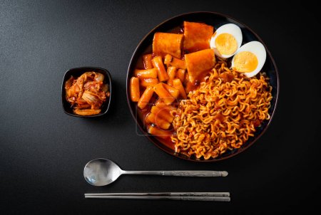 Foto de Fideos instantáneos coreanos con pastel de arroz coreano y pastel de pescado y huevo hervido - Rabokki - Estilo de comida coreana - Imagen libre de derechos