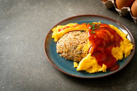 Téléchargez les photos : Riz frit aromatisé dans un emballage d'omelette ou d'Omurice dans le style japonais - style alimentaire asiatique - en image libre de droit
