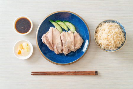Téléchargez les photos : Riz de poulet haineux ou riz cuit à la vapeur avec de la soupe de poulet - style alimentaire asiatique - en image libre de droit