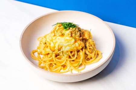 Téléchargez les photos : Spaghetti au curry de crabe épicé dans un style thaïlandais - en image libre de droit