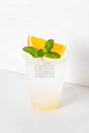 Téléchargez les photos : Yuzu avec soda en verre avec orange sur le dessus - en image libre de droit
