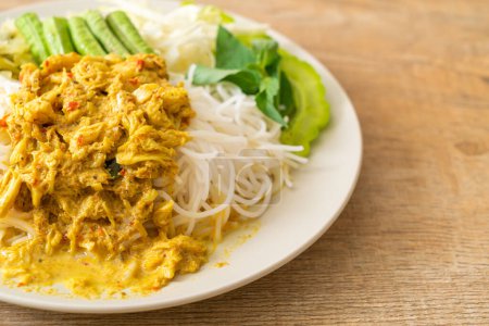 Foto de Fideos de arroz tailandeses con curry de cangrejo y verduras varietales: comida local tailandesa del sur - Imagen libre de derechos