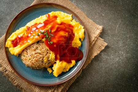 Téléchargez les photos : Riz frit aromatisé dans un emballage d'omelette ou d'Omurice dans le style japonais - style alimentaire asiatique - en image libre de droit