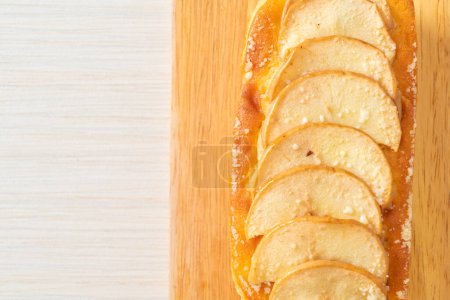 Foto de Pastel de manzana desmenuzado en tablero de madera - Imagen libre de derechos