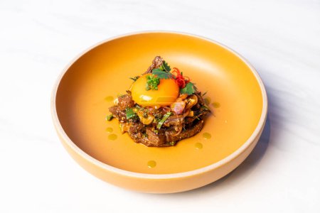 Téléchargez les photos : Salade de larves de bœuf wagyu épicée dans le style alimentaire thaïlandais - en image libre de droit