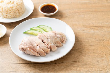 Foto de Arroz de pollo o arroz al vapor con sopa de pollo - Estilo de comida asiática - Imagen libre de derechos