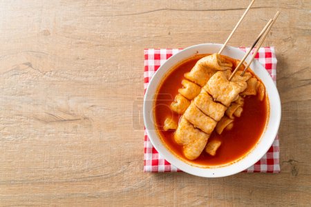 Odeng - Koreanischer Fischkuchenspieß in koreanischer scharfer Suppe - koreanischer Streetfood-Stil
